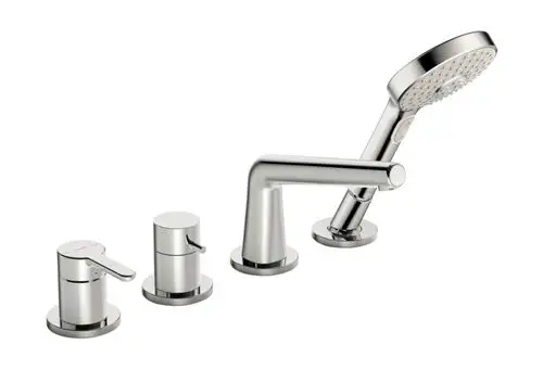 Chromfarbenes Hansadesigno-Armaturenset für Wanne und Dusche, bestehend aus einem Auslauf, einem Bedienhebel und einem Handbrausekopf, montiert auf runden Rosetten.